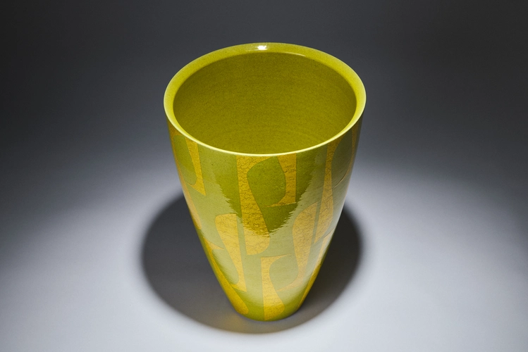 Vase in underglaze gold