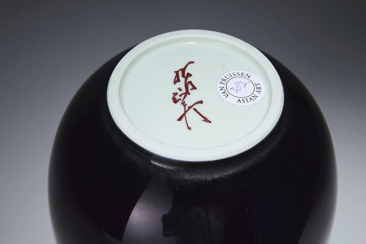 Shoulder vase