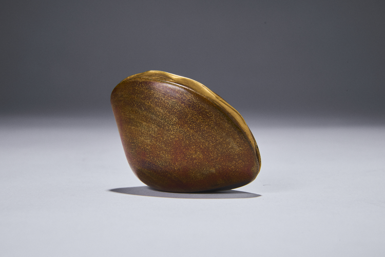 Lacquered wood Netsuke of a Hamaguri