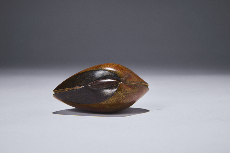 Lacquered wood Netsuke of a Hamaguri