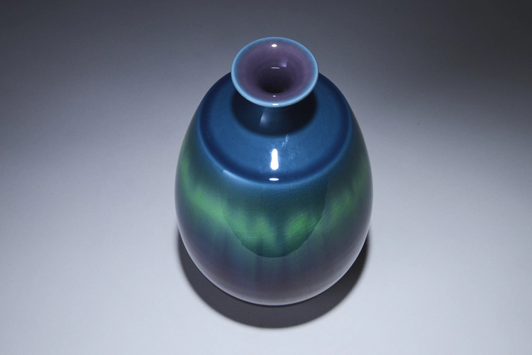 Shoulder vase