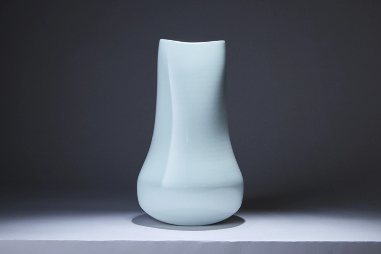  White porcelain vase  by LNT MAETA Akihiro