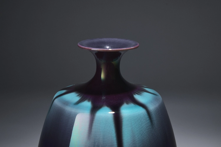 Short shouldered vase