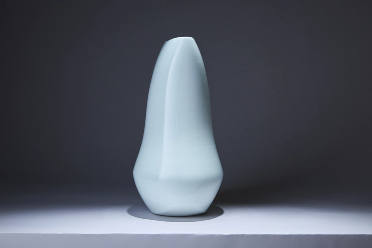  White porcelain vase  by LNT MAETA Akihiro
