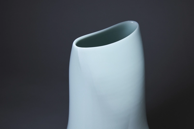  White porcelain vase  by LNT MAETA Akihiro