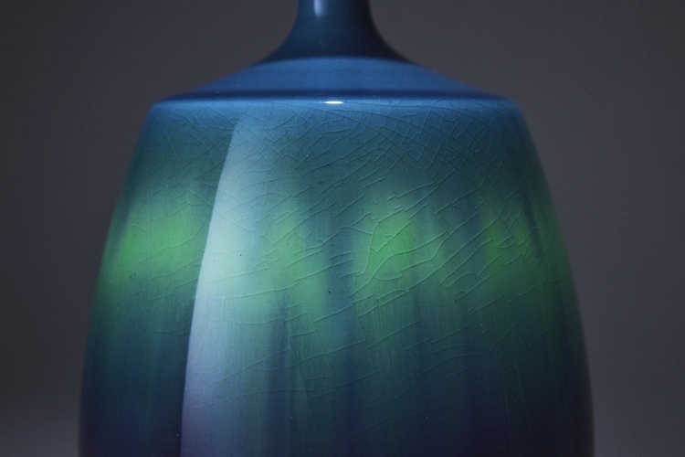 Shoulder vase