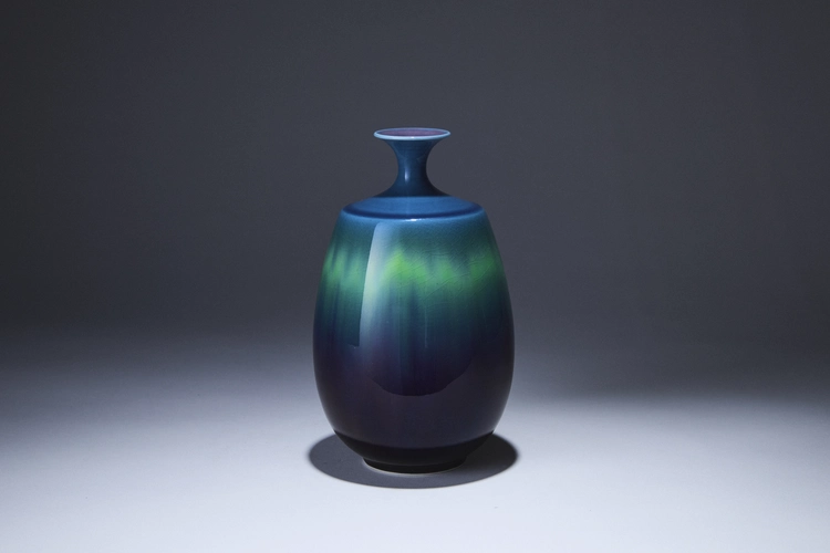 Shoulder vase
