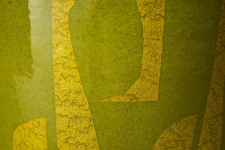 Vase in underglaze gold