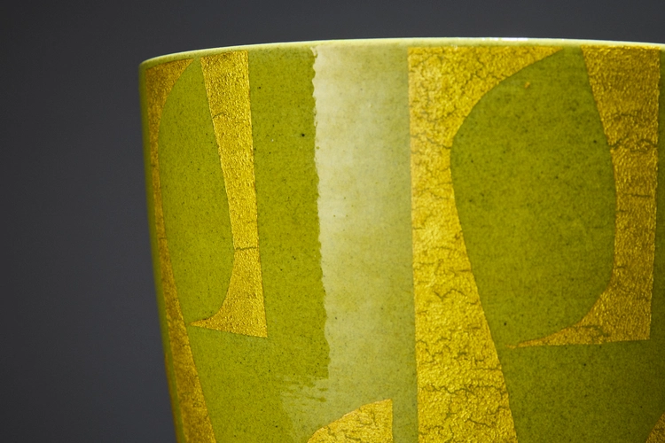 Vase in underglaze gold