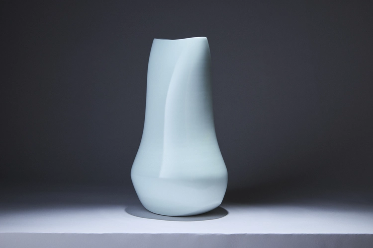  White porcelain vase  by LNT MAETA Akihiro