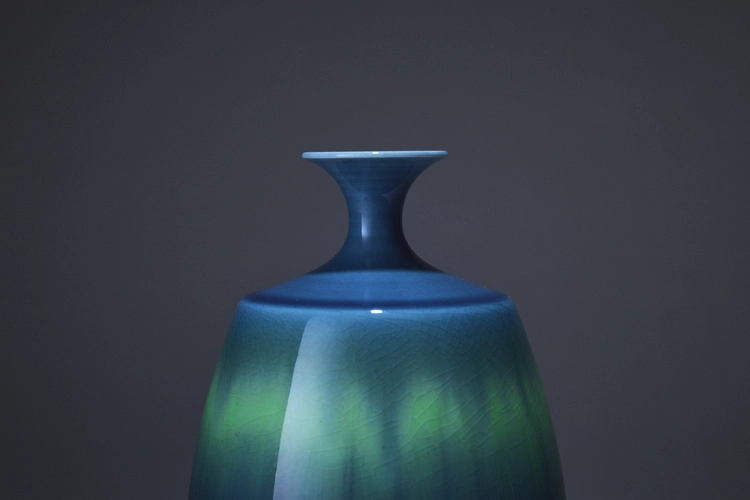 Shoulder vase