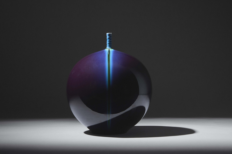 Balloon shaped Vase with Cat's Eye decor 