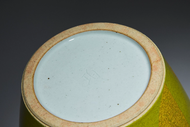 Vase in underglaze gold