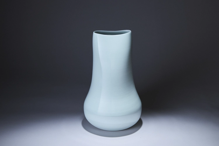  White porcelain vase  by LNT MAETA Akihiro