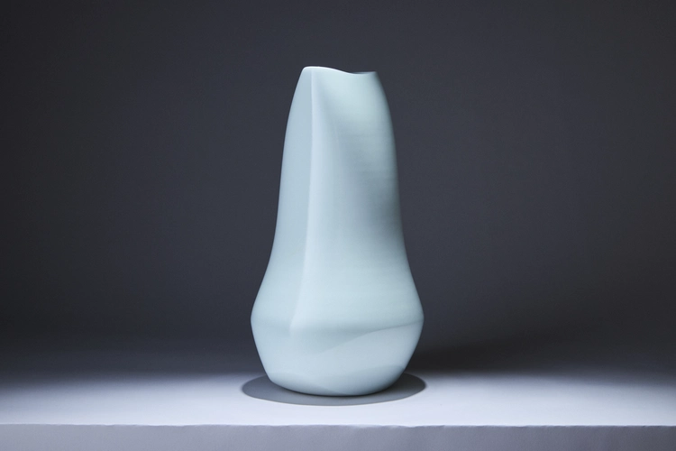  White porcelain vase  by LNT MAETA Akihiro
