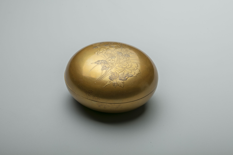 Gold lacquer Kogo with peonies and grasses 