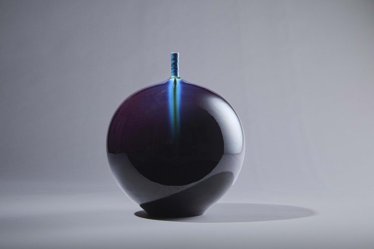 Balloon shaped Vase with Cat's Eye decor 