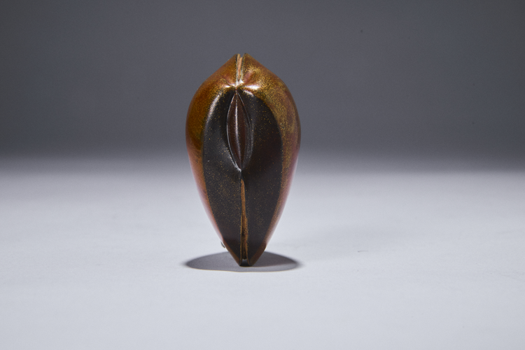 Lacquered wood Netsuke of a Hamaguri