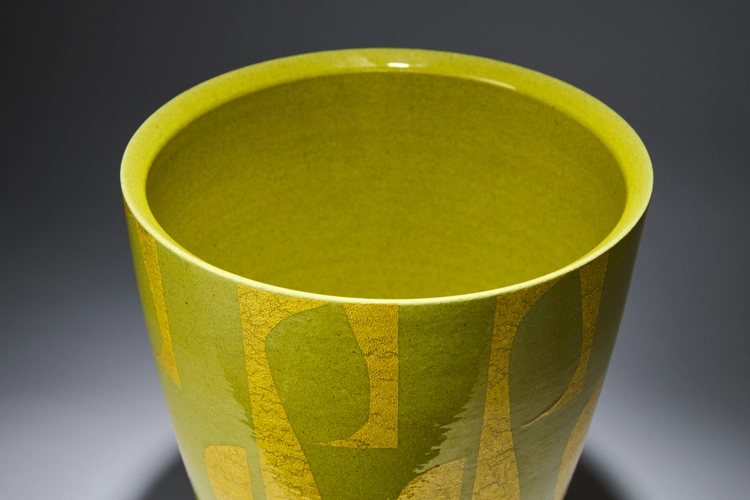 Vase in underglaze gold