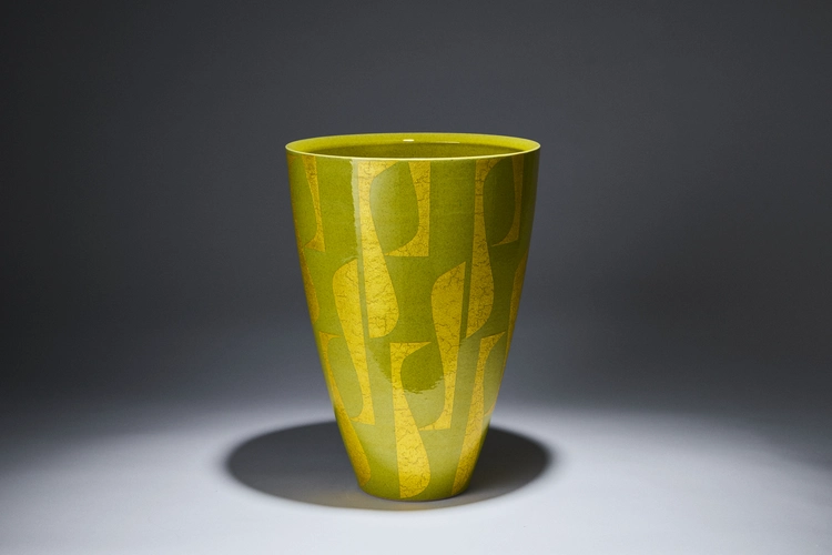 Vase in underglaze gold