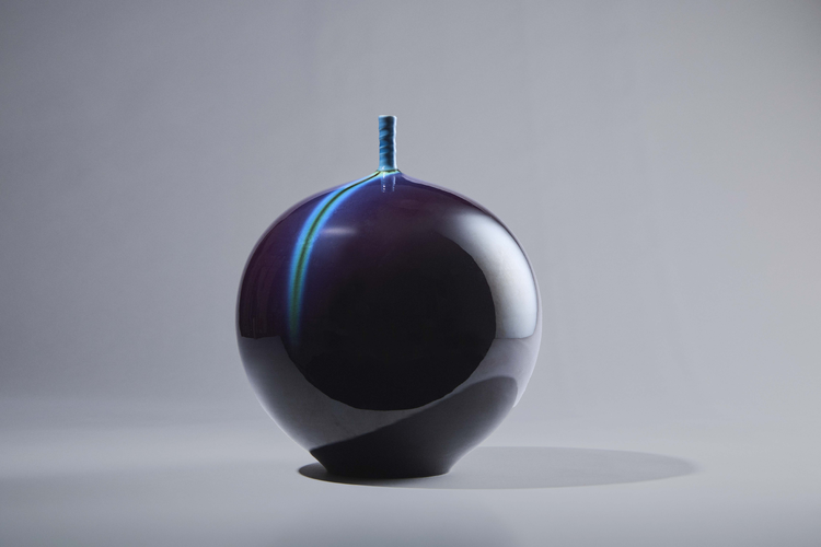 Balloon shaped Vase with Cat's Eye decor 
